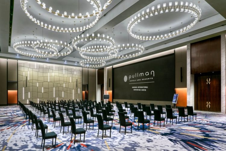 LED screen berukuran 75 meter persegi di Pullman Bandung International Convention Center.