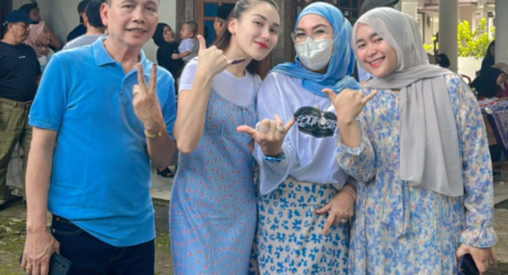 Pakai Dress Biru, Ayu Ting Ting Tampak Menawan Saat Nyoblos