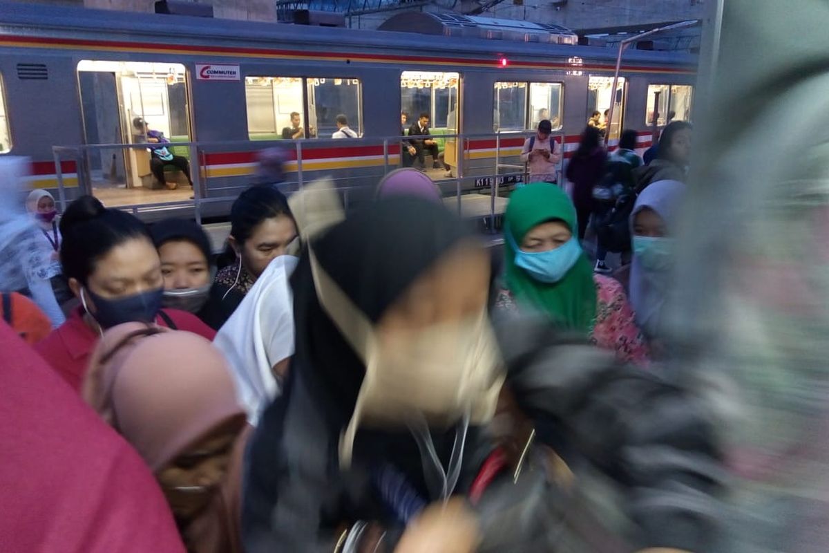 Penumpang berebut masuk ke dalam KRL jurusan Jakarta Kota di Stasiun Manggarai, Kamis (13/2/2020).