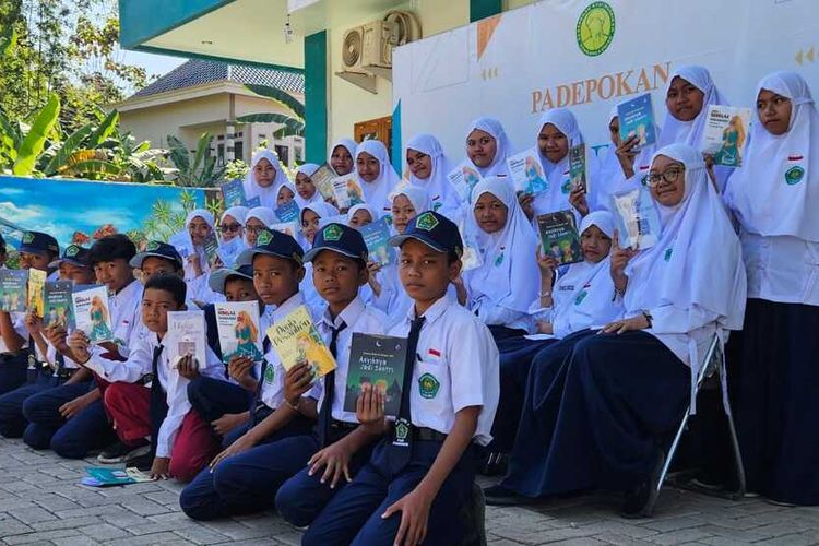 Para pelajar International Boarding School (IBS) Padepokan Kiyai Mudrikah Kembang Kuning (PKMKK) Desa Lancar, Kecamatan Larangan, Kabupaten Pamekasan, Jawa Timur, memamerkan 9 buku yang sudah diterbitkan. Buku-buku tersebut diproses selama setahun sampai terbit.