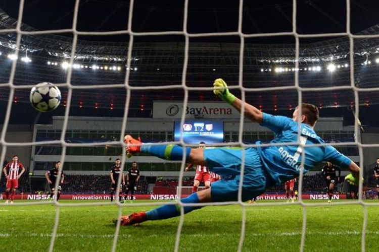 Kevin Gameiro mencetak gol Atletico Madrid ke gawang Bayer Leverkusen melalui penalti pada partai pertama babak 16 besar Liga Champions di BayArena, Rabu (21/2/2017).