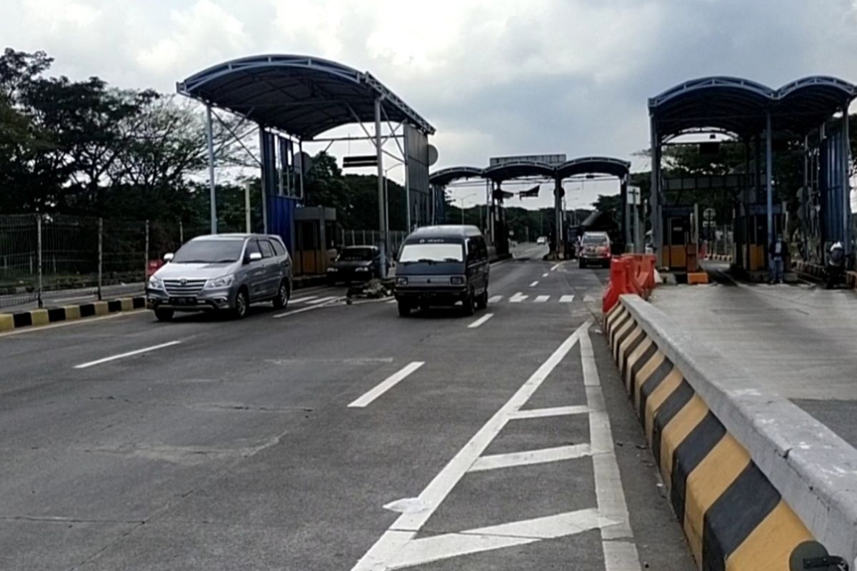Lengang Kendaraan Roda 4 di Pintu Masuk Jembatan Suramadu Sisi Surabaya,