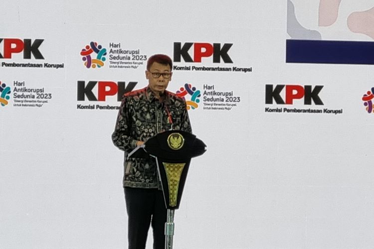 Ketua Komisi Pemberantasan Korupsi (KPK) Sementara Nawawi Pomolango menyinggung sejumlah indikator yang menyatakan pemberantasan korupsi di Indonesia masih kurang efektif di depan Presiden Joko Widodo (Jokowi), Rabu (12/12/2023).