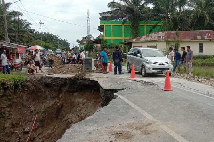 Lokasi jalan lintas Pematangsiantar-Simalungun di Nagori Embong, Kecamatan Panombeian Panei, Kabupaten Simalungun, diketahui ambles separuh badan jalan pada Selasa (2/11/2021).