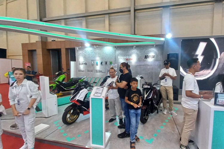Booth Alva pada pameran otomotif Indonesia Motorcycle Show (IMOS) 2023