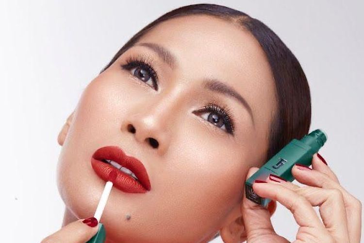 Tata Janeeta launching produk lipstik 