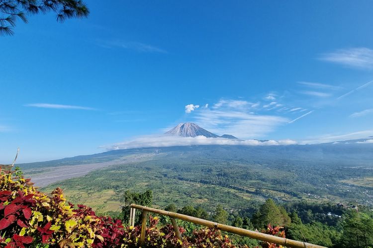 Panorama di Gunung Wayang Lumajang.