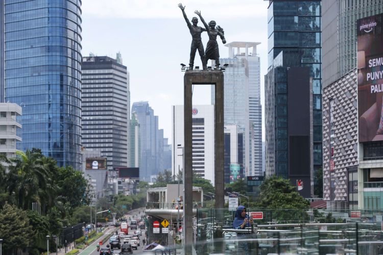 Pengunjung berfoto di anjungan Halte Transjakarta Bundaran Hotel Indonesia, Jakarta, Jumat (28/10/2022). Warga Ibu Kota datang ke halte yang belum sepenuhnya rampung itu untuk antre berfoto demi dapat latar belakang Patung Selamat Datang.