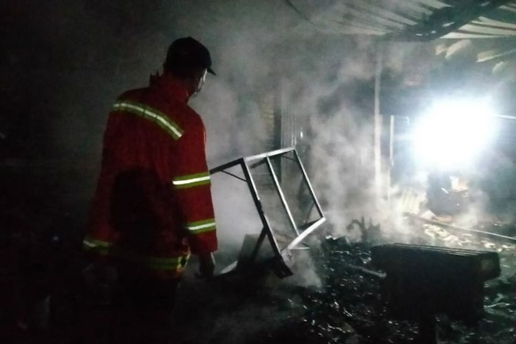 Petugas Damkar Gresik usai berhasil memadamkan api yang membakar gudang rotan di Desa Domas, Kecamatan Menganti, Gresik, Rabu (12/1/2022) dini hari WIB.