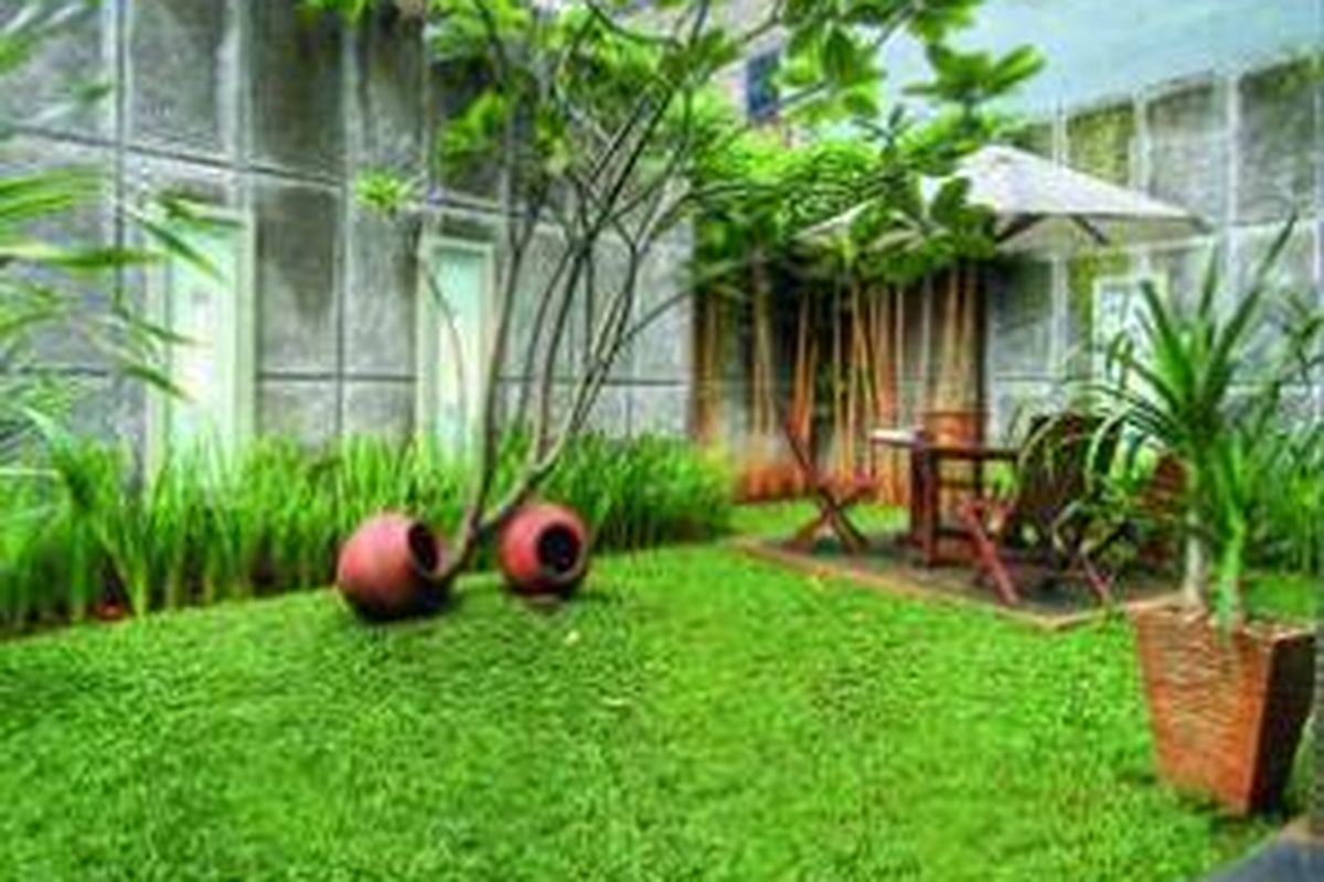 Tinggal tambahkan beberapa kursi dan meja. Langsung deh, taman Anda berubah jadi sebuah area duduk-duduk.