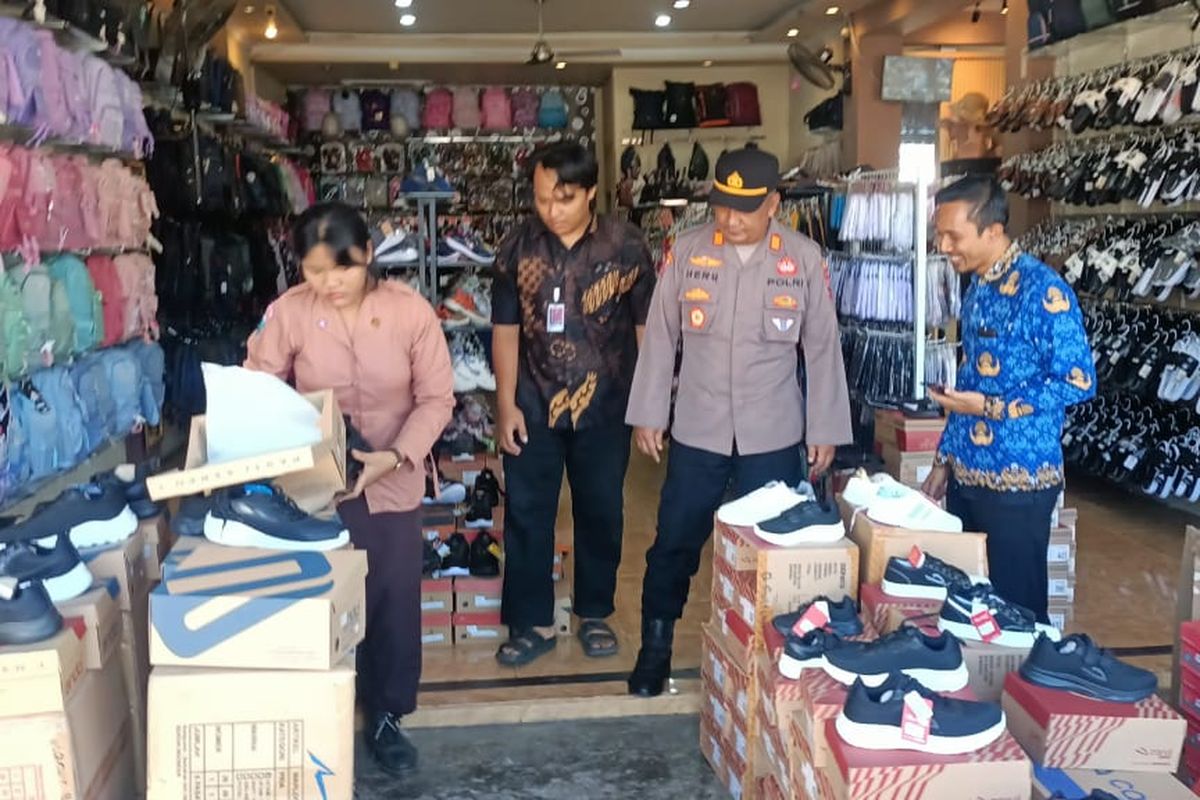 Kapolsek Purwoharjo, AKP Heru saat menemani siswa membeli sepatu baru, Jumat (2/5/2025).