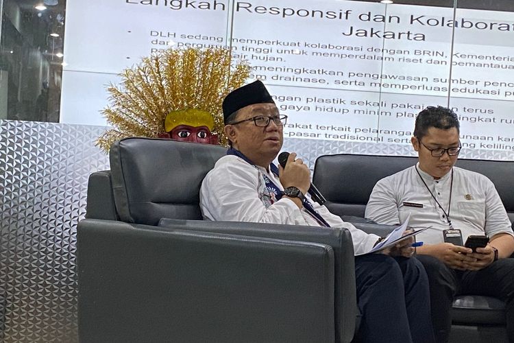 Kepala DLH DKI Jakarta, Asep Kuswanto, menjelaskan soal mikroplastik, Jumat (24/10/2025). 
