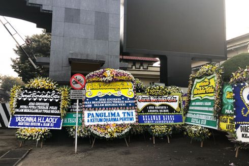 Karangan Bunga untuk Polisi yang Gugur Memenuhi Halaman Mako Brimob