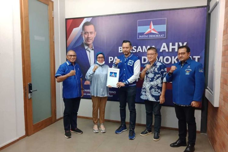 Ketua Umum DPP Partai Demokrat, Agus Harimurti Yudhoyono menyerahkan rekomendasi partai kepada isteri Bupati Buru Selatan, Safitri Malik Soulissa untuk maju sebagai calon bupati di Pilkada Buru Selatan desember 2020 mendatang. Rekomendasi tersebut diserakan di Kantor DPP Partai Demokrat di Jakarta, Selasa sore (30/6/2020)