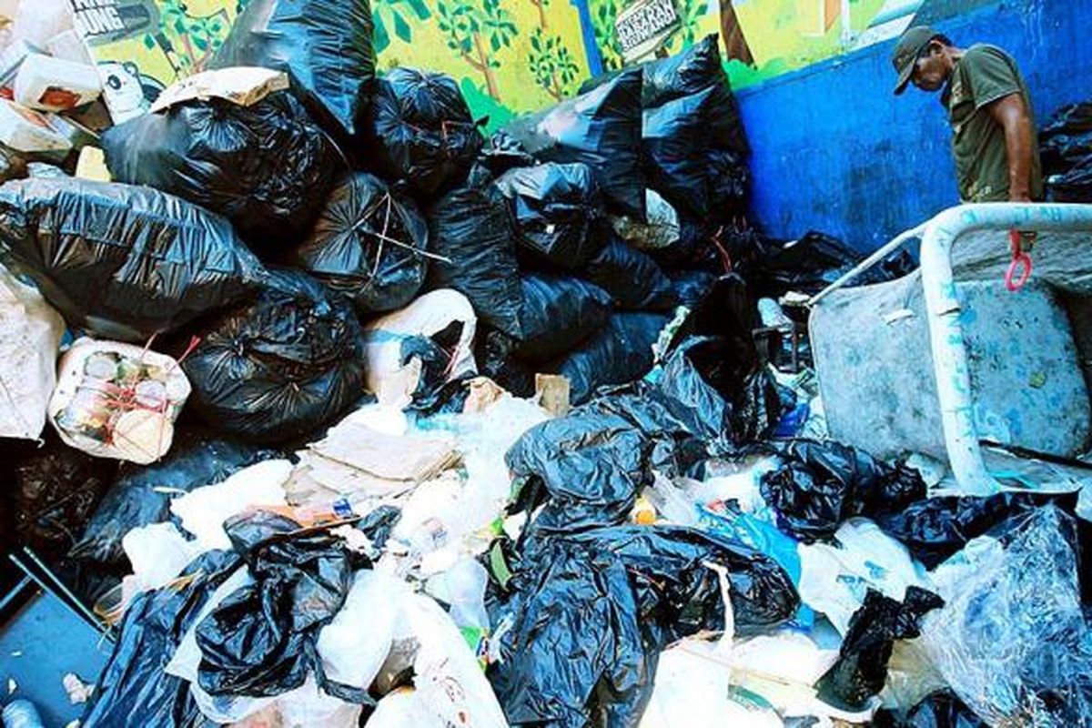 Ilustrasi sampah plastik yang mendominasi tempat pembuangan.