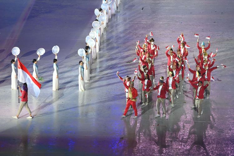 Sejumlah atlet dan ofisial kontingen Indonesia memasuiki area pembukaan saat defile dalam upacara pembukaan SEA Games 2021 di Stadion Nasional My Dinh, Hanoi, Vietnam, Kamis (12/5/2022). Tim Indonesia membawa  499 atlet yang akan berlaga di SEA Games ke-31 Vietnam.