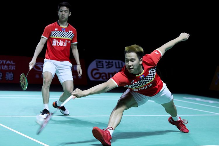 Pebulu tangkis ganda putra Indonesia Marcus Fernaldi Gideon (kanan) dan Kevin Sanjaya Sukamuljo berusaha mengembalikan kok ke arah ganda putra Jepang Takeshi Kamura dan Keigo Sonoda pada laga final Fuzhou China Open 2019 di Haixia Olympic Sports Center, Fuzhou, China, Minggu (10/11/2019). Marcus/Kevin berhasil menjuarai China Open 2019 setelah menang pada laga tersebut dengan skor 21-17, 21-9.