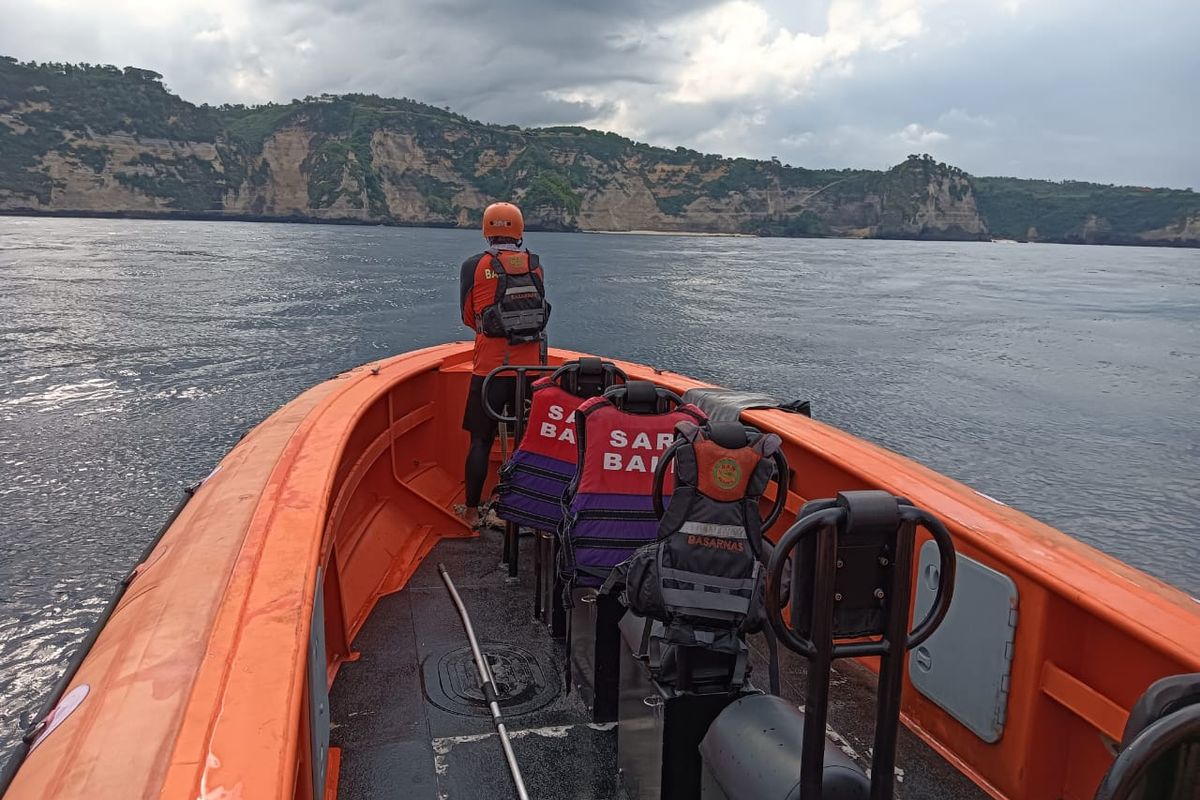 Tim SAR saat melalukan operasi pencarian terhadap wisatawan yang hilang terseret arus di Pantai Diamond, Desa Pejukutan, Kecamatan Nusa Penida, Kabupaten Klungkung,Provinisi Bali, pada Selasa (27/5/2025). /Dok. Humas Basarnas Bali