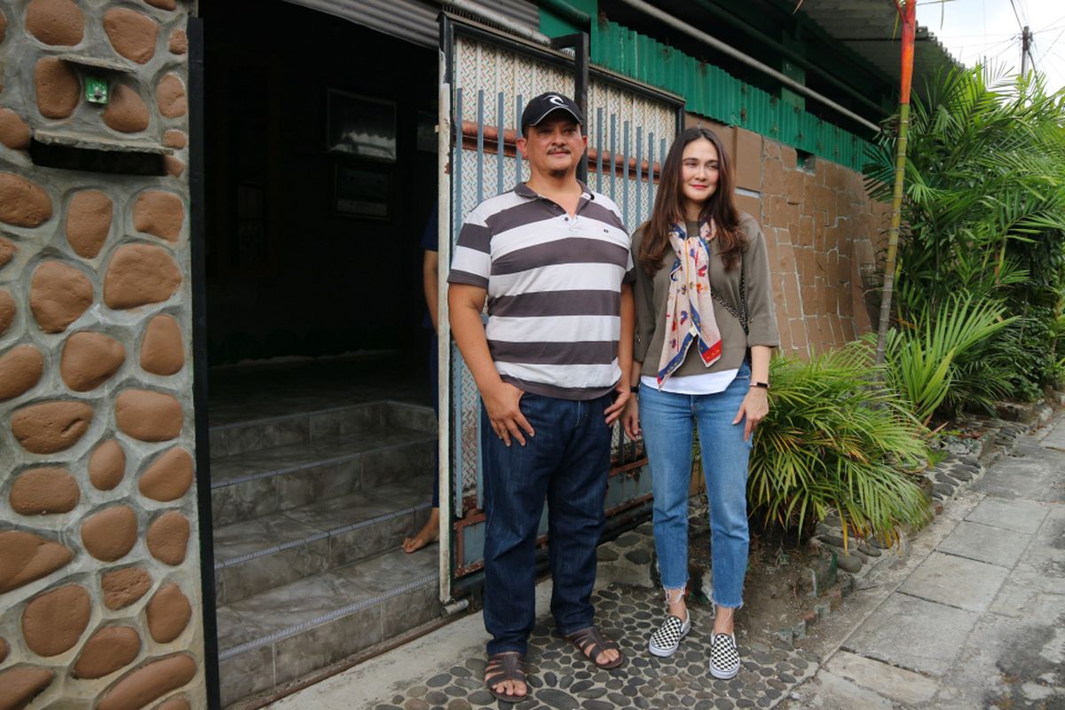 Artis peran Luna Maya diterima di rumah Suzzanna oleh Clift Sangra di Jalan Kebondalem II, Protobangsan, Magelang Utara, Jawa Tengah, Sabtu (13/10/2018).