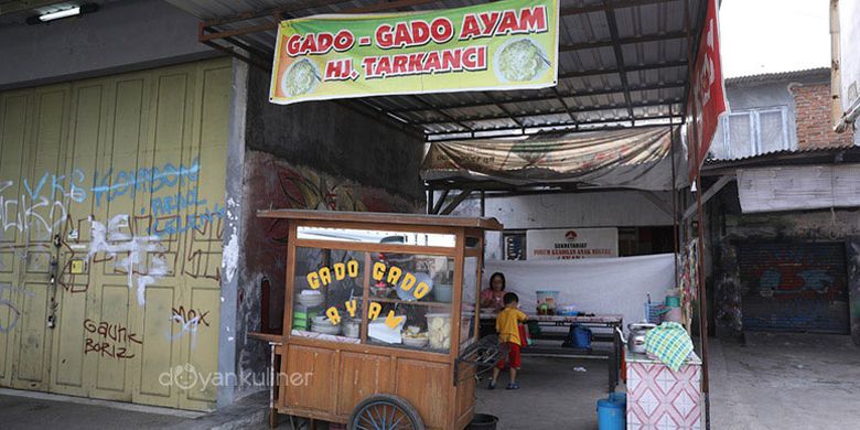 Gado-gado Ayam Hj Tarkanci, di Jalan Kembar Cirebon, Jawa Barat, tepatnya seberang rel kereta Stasiun Cirebon.