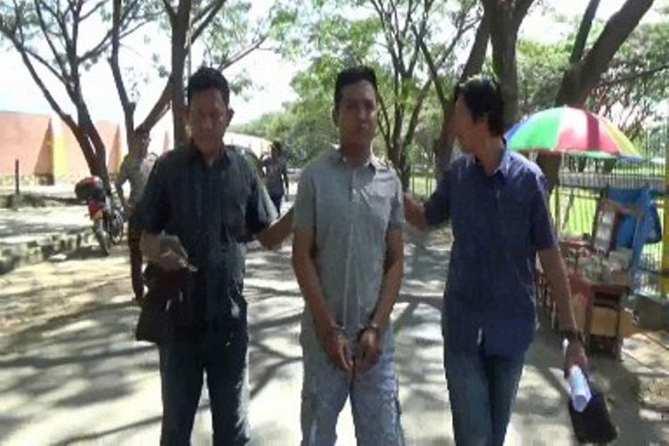 Sofyan alias Piang (24), seorang pemuda asal lingkungan Mombi, Kelurahan Darma, Kecamatan Polewali, Polewali Mandar, Sulawesi Barat ditangkap polisi lantaran membongkar bagasi motor orang lain.