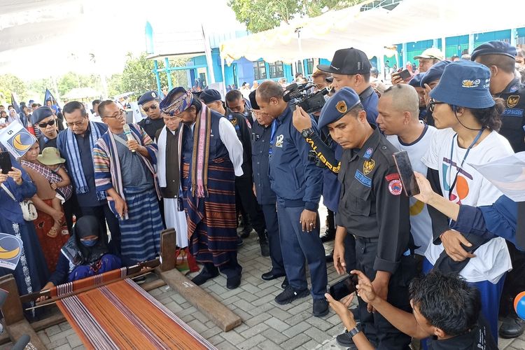 Surya Paloh saat kunjungi sentra kerajinan tenun di Desa Primggasela, Lombok Timur, Senin (22/1/2024).