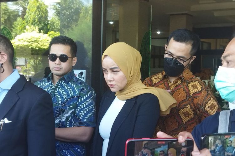 Artis Olla Ramlan dan pengusaha Aufar Hutapea usai menjalani sidang cerai perdana meraka di Pengadilan Agama (PA) Jakarta Selatan, Senin (4/4/2022). Ia tampak sendu dengan mata yang sembab. 