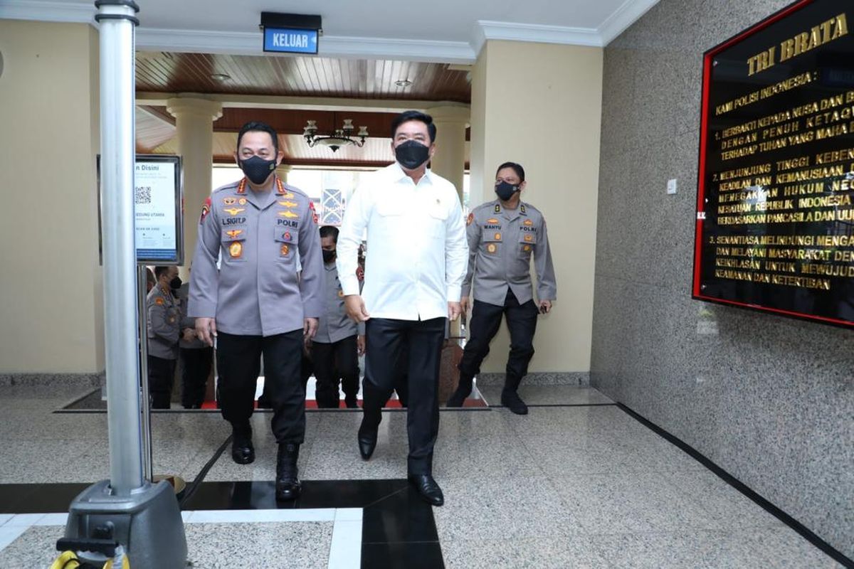 Menteri Agraria dan Tata Ruang/Badan Pertanahan Nasional, Marsekal TNI (Purn) Hadi Tjahjanto dan Kapolri, Jenderal Pol Listyo Sigit Prabowo melakukan silaturahmi di Mabes Polri, Jakarta, Jumat (17/6/2022). Foto: Tim Komunikasi Menteri ATR/BPN