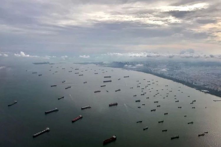 Pemandangan dari atas kapal di sepanjang pantai di Singapura 9 Juli 2017.