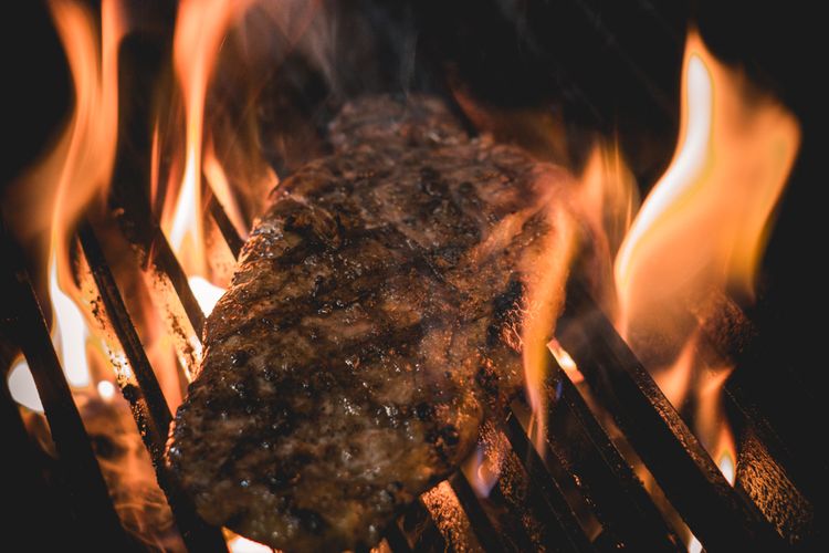 Daging steak dibakar. 