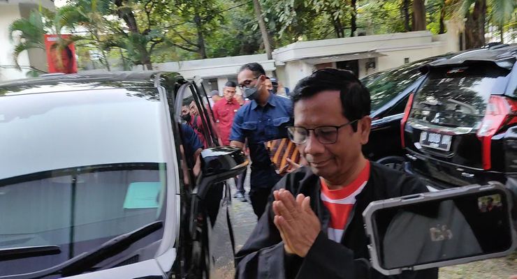 Pakai Baju Adat Madura, Mahfud Datangi Posko Relawan Sebelum Debat Cawapres
