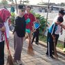 Menanamkan Semangat Gotong Royong, Bupati Kendal Menyapu dan Memungut Sampah 