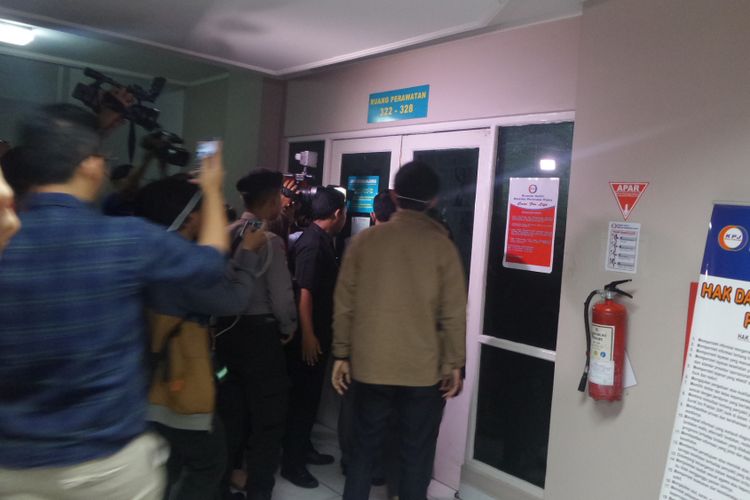 Penyidik KPK saat menyambangi ruangan tempat Setya Novanto dirawat di RS Medika Permata Hijau.