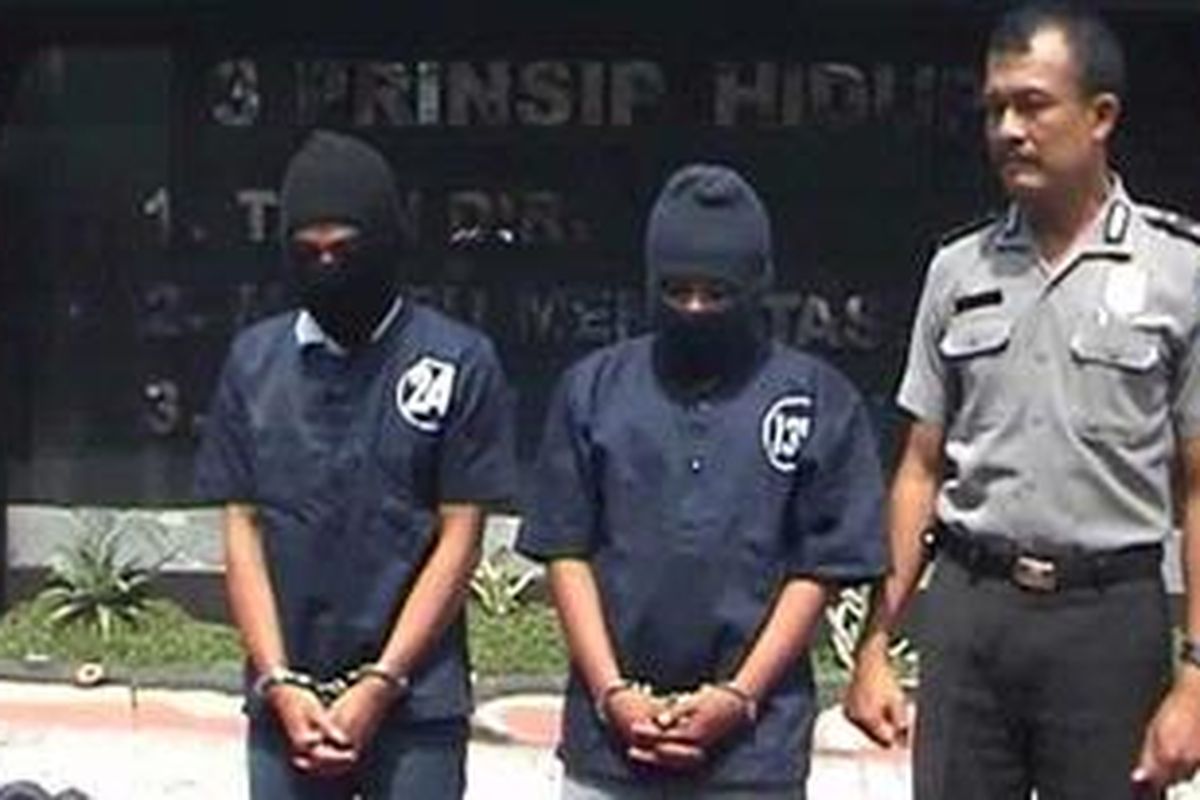 Kedua tersangka pencurian beserta sebagian barang bukti saat ekspose kasus di Mapolres Kediri, Jawa Timur, Kamis (2/8/2012).