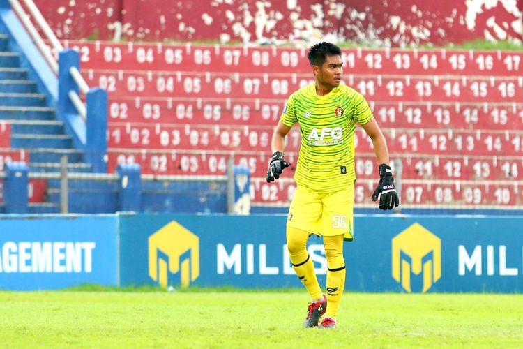 Kiper Persik Kediri Kurniawan Kartika Ajie saat pertandingan pekan ke-31 Liga 1 2022-2023 melawan Persebaya Surabaya yang berakhir dengan skor 1-0 di Stadion Brawijaya Kediri, Sabtu (18/3/2023) sore.