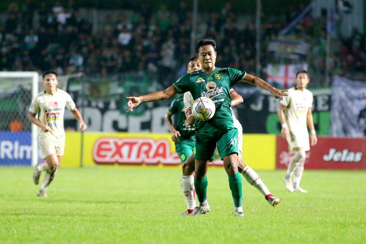 Pemain Persebaya Surabaya Arizky Wahyu Satriya mengontrol bola saat pertandingan pekan ke-32 Liga 1 2022-2023 melawan Persija Jakarta yang berakhir dengan skor 0-1 di Stadion Gelora Joko Samudro Gresik, Rabu (5/4/2023) malam.