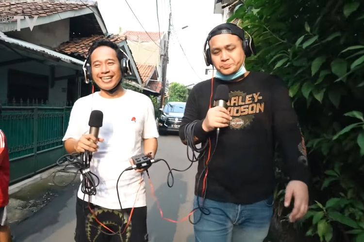 Gilang Dirga sedang menjelaskan kepada Denny Cagur mengapa suara Iwan Fals dan Rhoma Irama terasa sangat sulit untuk ditirukan.