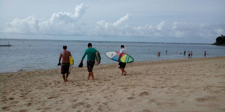 Wisatawan asing di Pantai Geger Nusa Dua Bali Selasa (7/3/2017), salah satu pantai di Nusa Dua yang dapat dikunjungi di sela KTT G20.