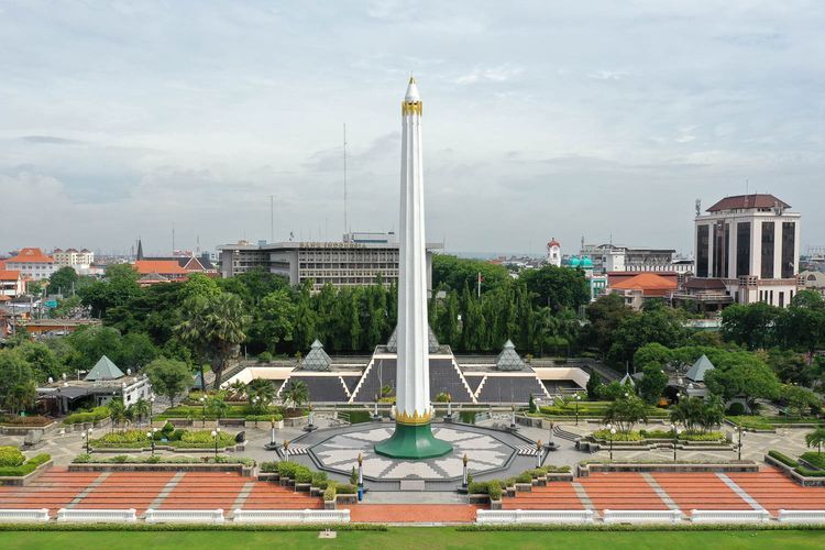 Tugu Pahlawan adalah sebuah monumen untuk mengenang sejarah perjuangan arek-arek Surabaya pada Pertempuran 10 November 1945 di Surabaya.