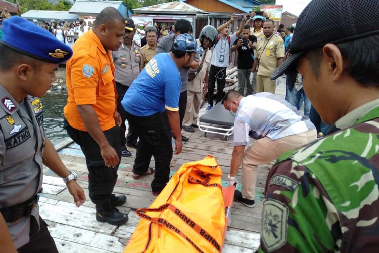 Salah satu jenazah korban saat berhasil di evakuasi ke Kota Serui, Selasa (26/2/2019)