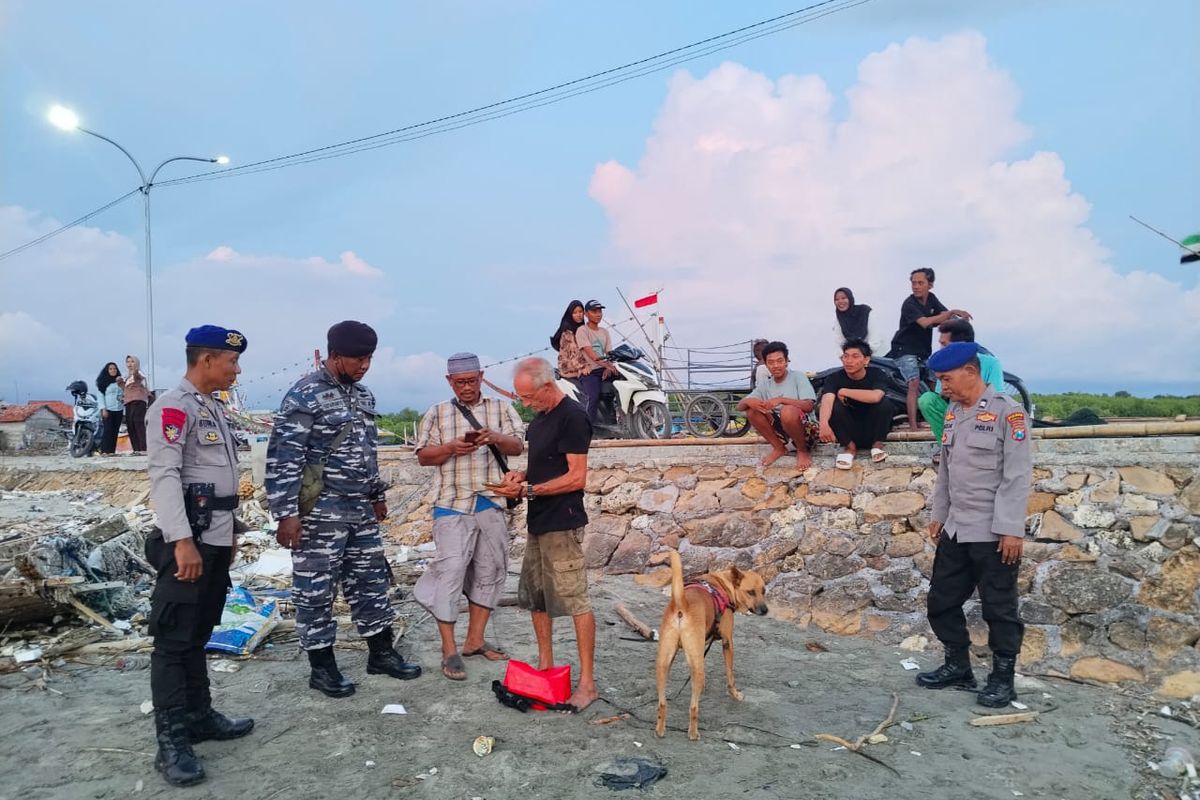 Salah satu warga Inggris diperiksa polisi di Desa Branta Pesisir Kecamatan Tlanakan Kabupaten Pamekasan