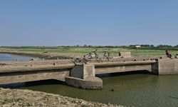 Melihat Jembatan Kuno yang Ditenggelamkan di Dasar Waduk Gajah Mungkur