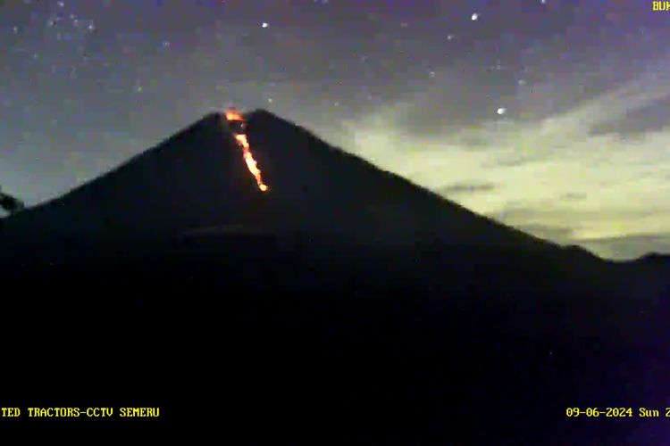 Guguran lava pijar Gunung Semeru sejauh 2,5 kilometer, Senin (10/6/2024) dinihari