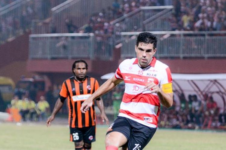 Fabiano Beltrame, Kapten Madura United saat mengeksekusi tendangan pinalti ke gawang Perseru Serui. 