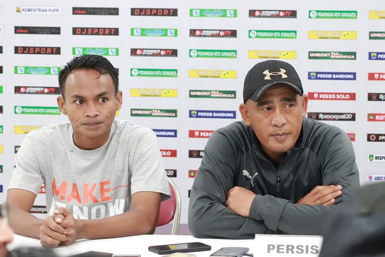 Gelandang Persis Solo, Iman Budi (kiri) dan pelatih Persis, Salahudin (kanan) menjawab pertanyaan awak media, Sabtu (15/2/2020) di Stadion Manahan.