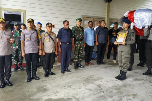 Kapolda Papua Lepas Jenazah Almarhum Brigadir Anumerta Hedar