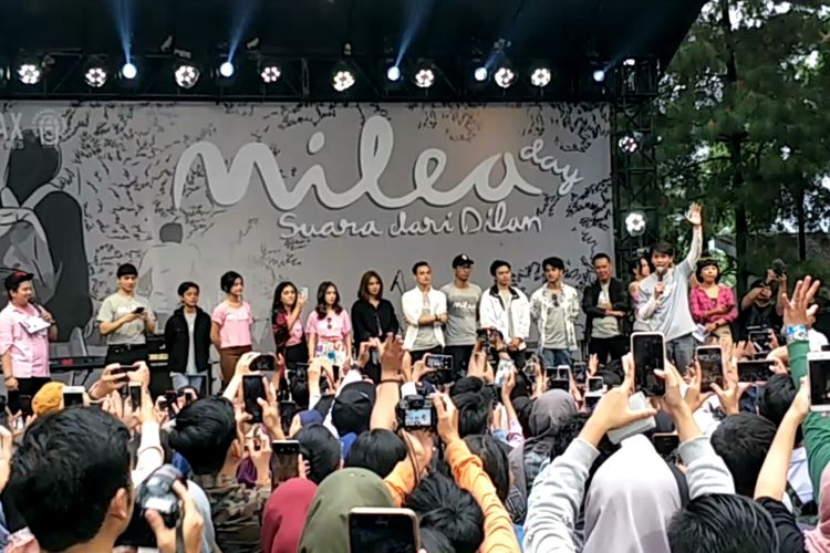 Para pemain film Milea Suara Dari Dilan saat di Cihampelas Walk, Bandung, Kamis (13/2/2020)