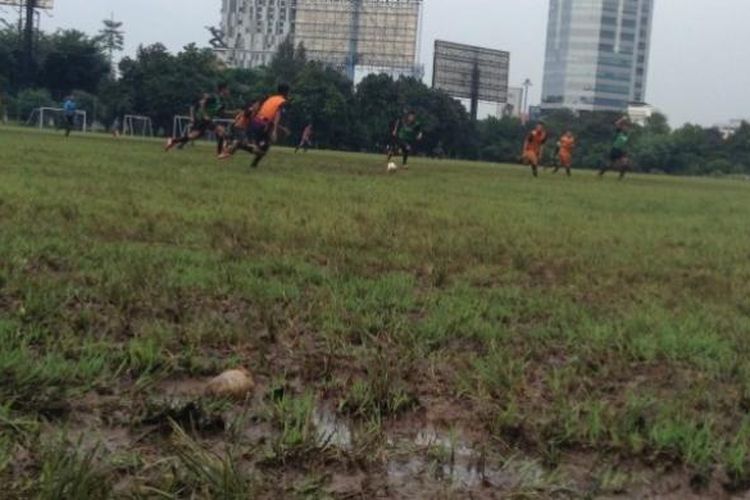 Lapangan Wisma Aldiron yang digunakan untuk seleksi tim nasional Indonesia U-19 pada Kamis (23/2/2017) sore dalam kondisi berlumpur.