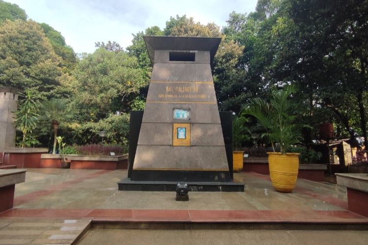 Monumen makam putri Jenderal Ahmad Haris Nasution, Ade Irma Suryani Nasution di area kantor Wali Kota Jakarta Selatan di Jalan Prapanca, Petogogan, Jakarta Selatan. 