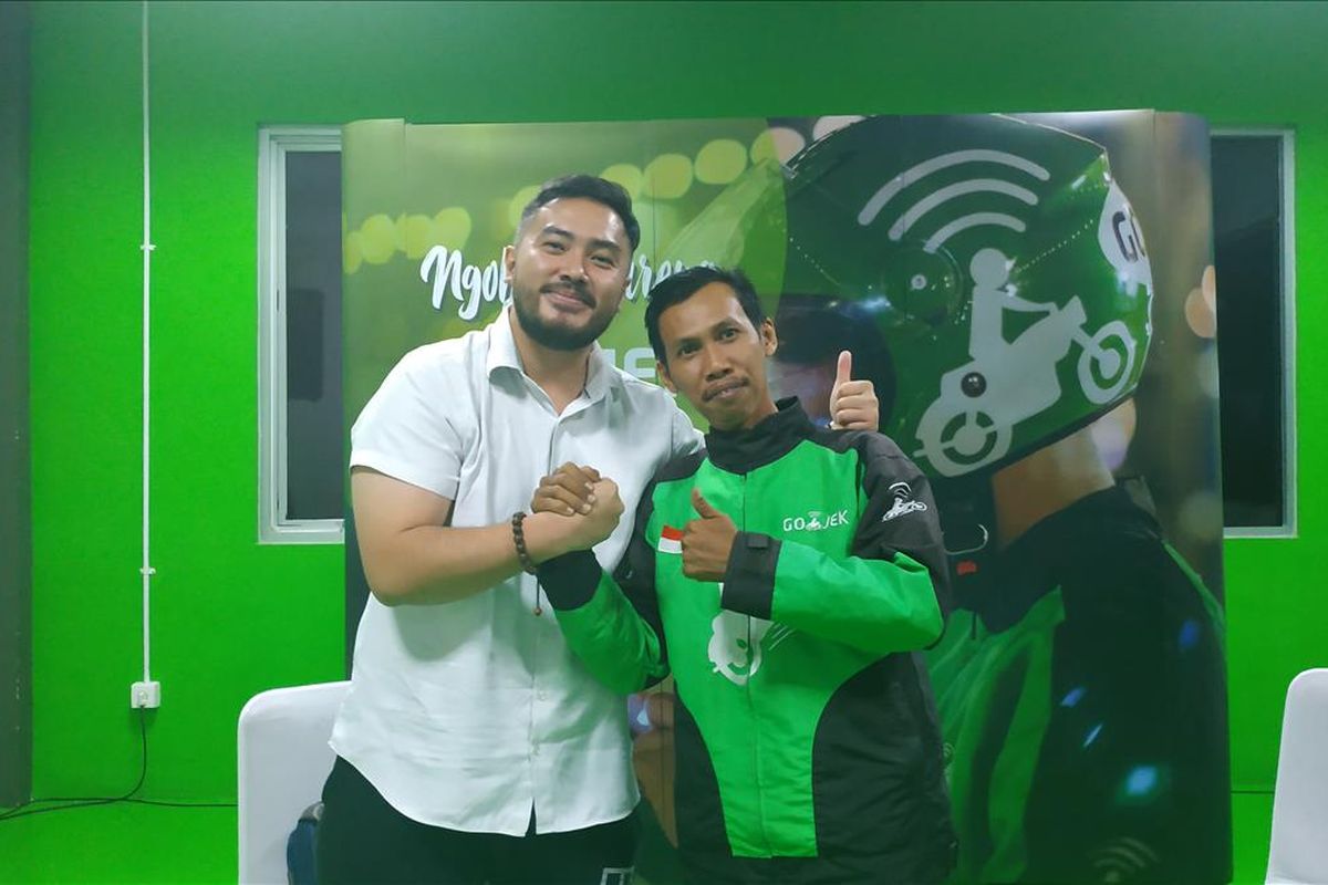 Anton Budi (39) pengemudi ojek online yang tetap mengantarkan pesanan meskipun motornya dicuri, bersama Fitro Dharma Hermawan (36) pemesan makanan sekaligus penggalang dana bagi Anton, Senin (27/5/2019). Jumlah donasi yang terkumpul bagi Anton mencapai 4 kali lipat dari target.